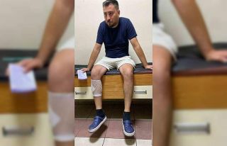 Sokak köpekleri motosikletli gence saldırıp bacağından...