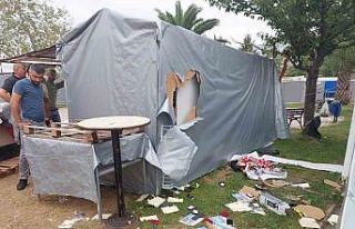 Standa girip gümüş kolyeler ile takıları çaldılar