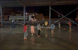 Sulama aracının hortumuyla serinlediler