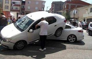 Sultanbeyli’de refüje çıkan aracın altına otomobil...