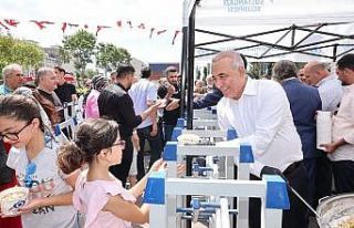 Sultangazi’de cuma namazı çıkışında vatandaşlara...