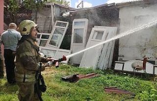 Sultangazi’de elektrik direğinden kopan kablo gecekonduyu...