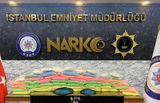 Şüphe üzerine durdurulan araçta 565 bin uyuşturucu...