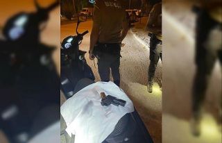 Şüphelenip durduruldu, ruhsatsız silah çıktı