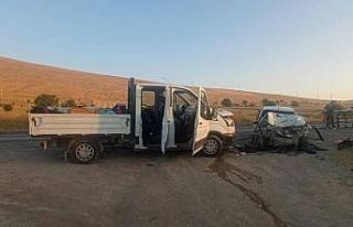 Sürücü değiştirmek isteyen kamyonete otomobil...