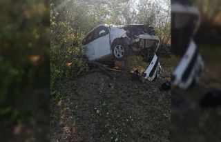 Sürücü kontrolünü kaybetti, ağacı kıran araç...