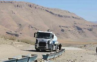 Susuz kalan koyun sürülerine tankerle su sevkiyatı