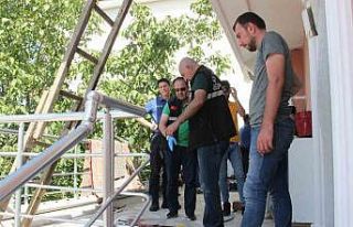 Tadilatını yaptığı çatıdan balkona düşen...