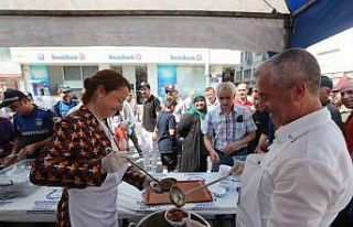 Tahmazoğlu, vatandaşlara aşure ikramında bulundu