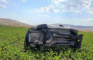 Takla atıp tarım arazisine giren otomobilde 2 kişi...
