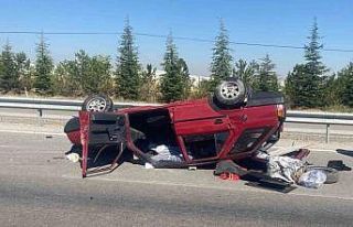 Taklalar atıp ters dönen otomobilde 3 kişi yaralandı