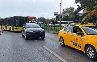 Taksi denetiminde aracının muayenesi biten taksi...