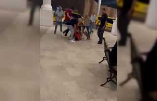 Taksicilerin müşteri kavgasında yere yatırılan...