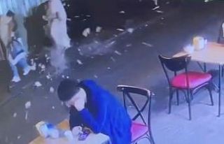 Taksim’de dehşet anları kamerada: Binadan kopan...