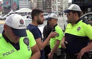 Taksim’de taksicilere yönelik yapılan denetimde...