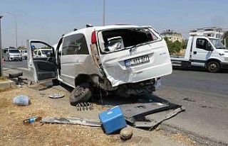 Tali yoldan çıkan minibüse otomobiller çarptı:...