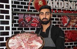 Tam 3 saat fırında pişiyor, vatandaşlar yemek...