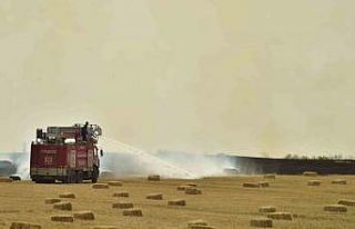 Tarlaya sıçrayan anız yangını itfaiye ekiplerince...