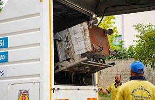 Tarsus’ta çöp konteynerleri yıkanarak dezenfekte...