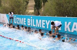 Taşlıçay’da portatif havuzla yüzme eğitimi