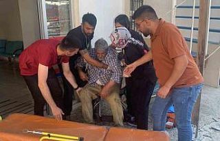 Tedavi sonrası hastane bahçesinde kalan yaşlı...