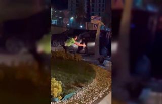 Tekme atıp polisin silahını düşüren şüpheli...