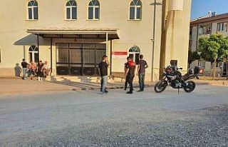 Telefonda tartıştığı arkadaşını cami önünde...