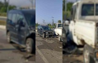 Ticari araçla kamyonet çarpıştı; 9 yaralı
