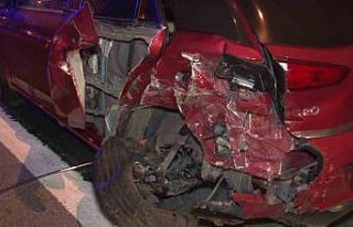 Ticari taksi otomobile arkadan çarptı: 2 yaralı