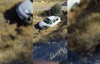 Tır ile çarpışan otomobil şarampole yuvarlandı:...