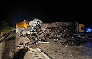 Tır, önünde seyreden hurda yüklü kamyona çarptı:...