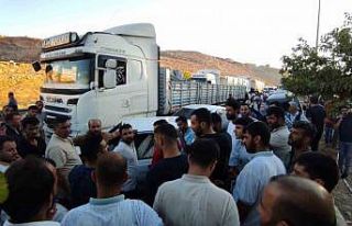 Tır yolda bekletilen araçların arasına daldı:...