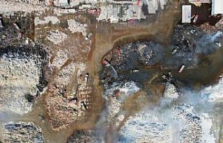 Tonlarca atık kağıdın kül olduğu fabrika havadan...