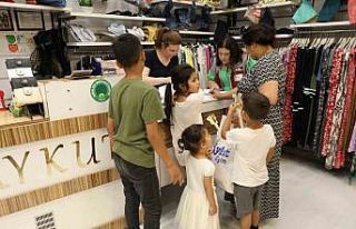 Toplu sünnet şöleni için kıyafet dağıtımları...