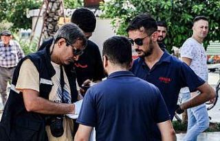 Toplu ulaşım kart dolum cihazından para toplayan...