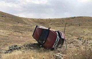 TPAO’ya ait kamyonet şarampole devrildi: 2 yaralı