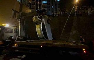 Trabzon’da otomobil yol ile apartman arasındaki...