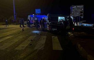 Trafik ışıklarında bekleyen araçlara çarptı:...