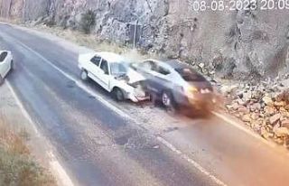 Trafik kazası güvenlik kamerasına yansıdı