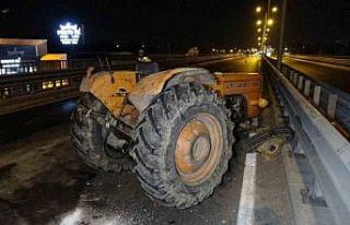 Traktör ve otomobil kazasında araçlar hurdaya döndü