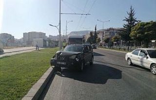 Trambüs ile otomobil çarpıştı: 2 yaralı