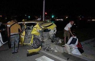 Tur minibüsü ticari taksiyle çarpıştı: 2’si...