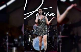 Turist dinleyicileriyle söyledi