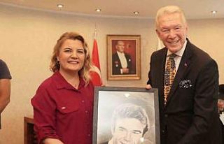 Uğur Dündar’a Altın Pişmaniye ödülü