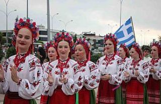 Uluslararası dansçılardan kortej yürüyüşü
