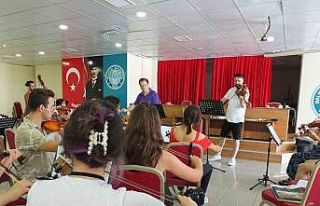 Ünlü hocaların eşliğinde konsere hazırlanıyorlar