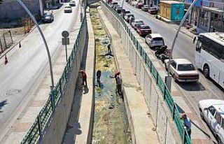 Uşak’ta belediye ekipleri Dokuzsele Deresini temizledi