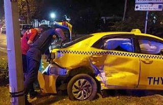 Üsküdar’da dolmuş ile taksi çarpıştı: 3 yaralı