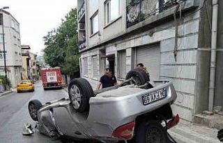 Üsküdar’da kontrolden çıkan araç direğe çarptı:...