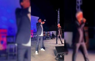 Uygur kardeşler babalarının doğum gününü sahnede...